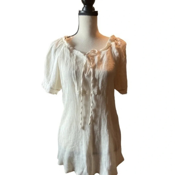 🎀 Soft beige romantic top 🎀
BIN # 1 - Picture 1 of 8